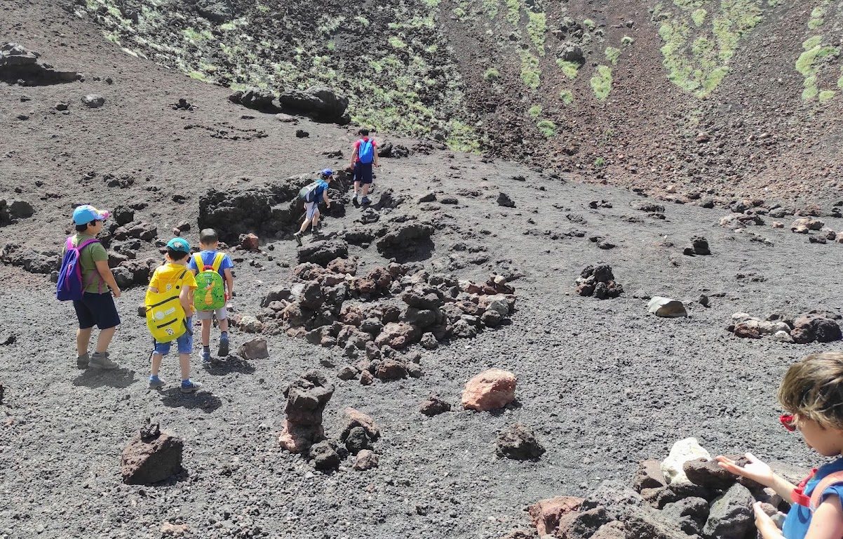 Famiglie durante l’Etna Sud Classic con Claire in Sicily