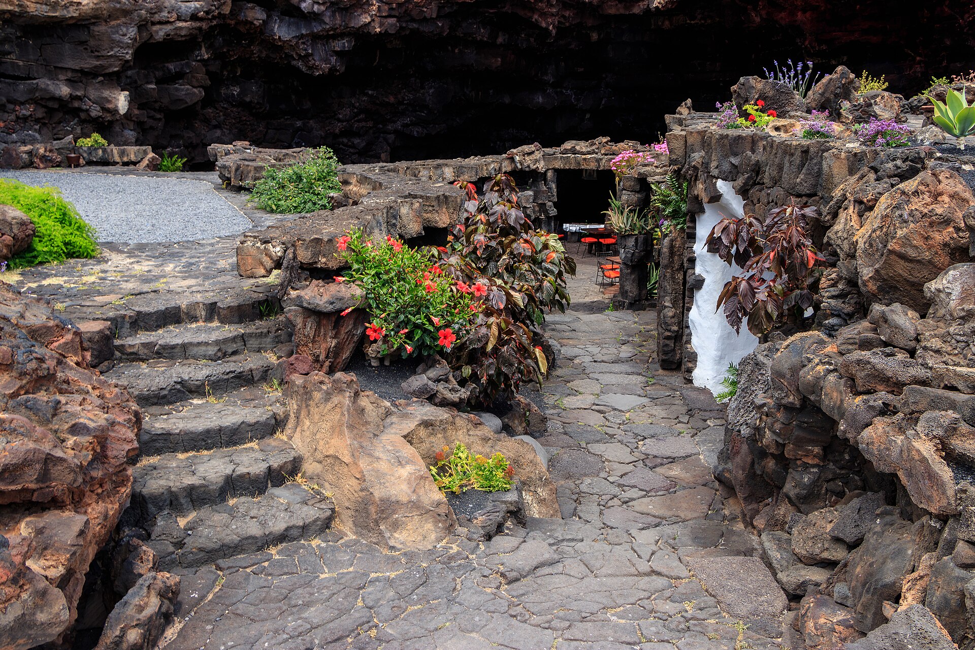 La piscina bianca incastonata nella roccia vulcanica dei Jameos del Agua