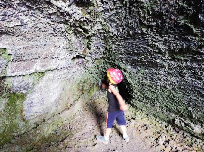 Esplorazione della grotta lavica durante il family tour di Claire in Sicily