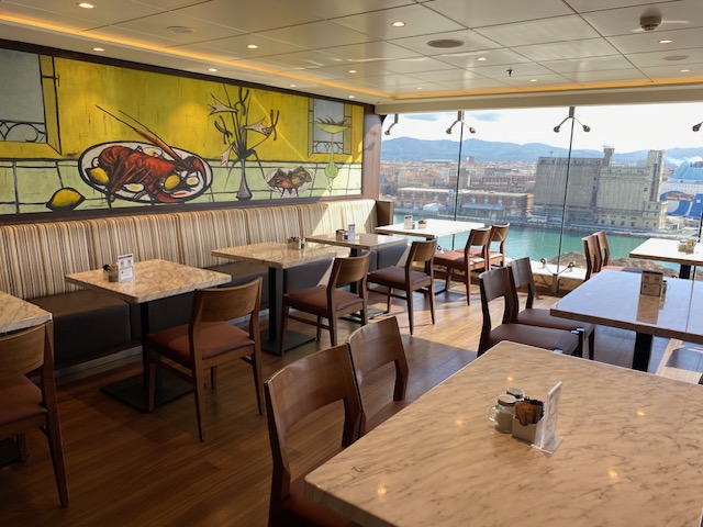 Il ristorante della MSC Meraviglia con vista sul porto durante l'attracco