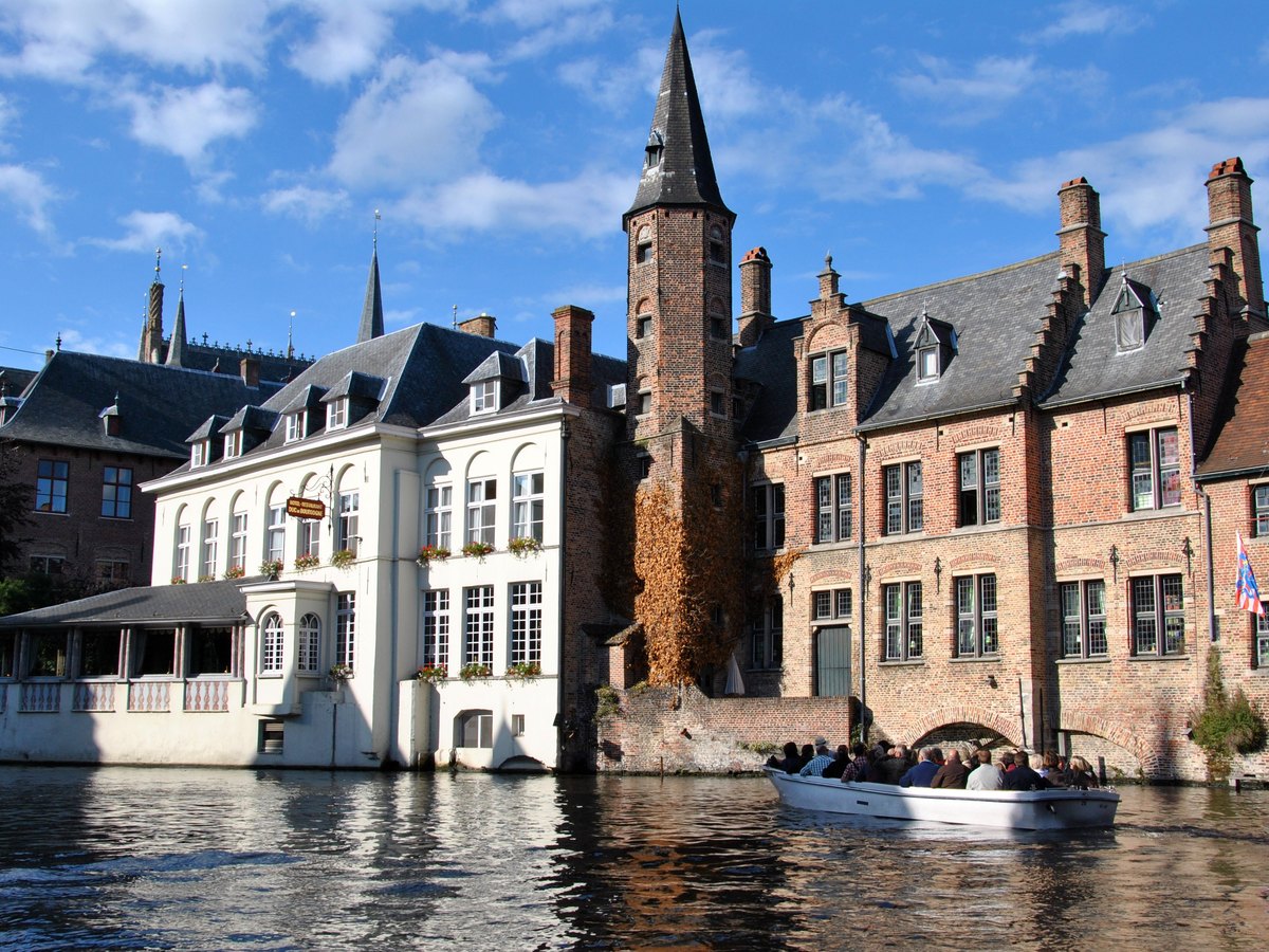 Una barca sui canali del centro storico di Bruges