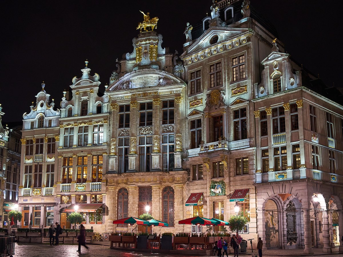 La Grand-Place di Bruxelles illuminata la sera