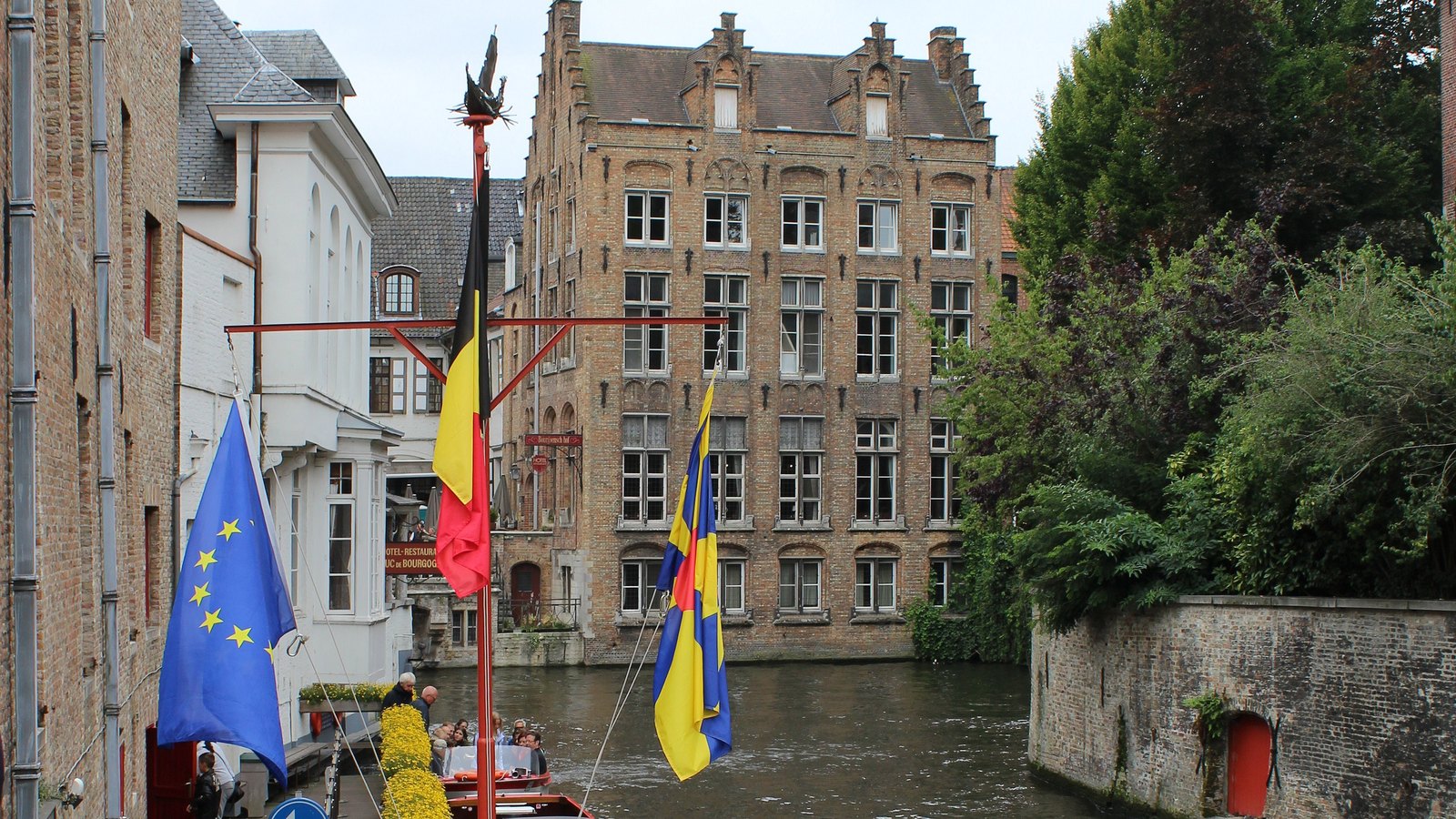 Le barche ormeggiate sul canale Groenerei a Bruges