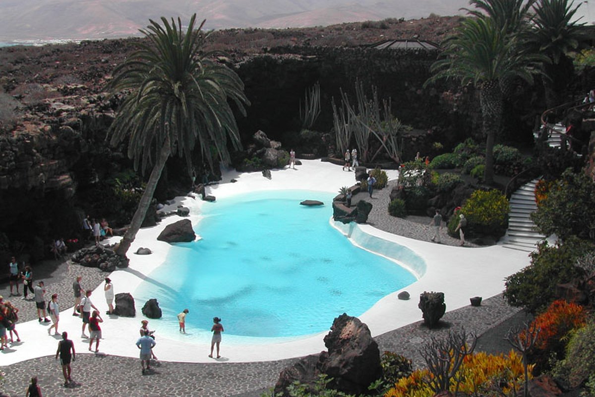 La piscina dei Jameos del Agua progettata da César Manrique