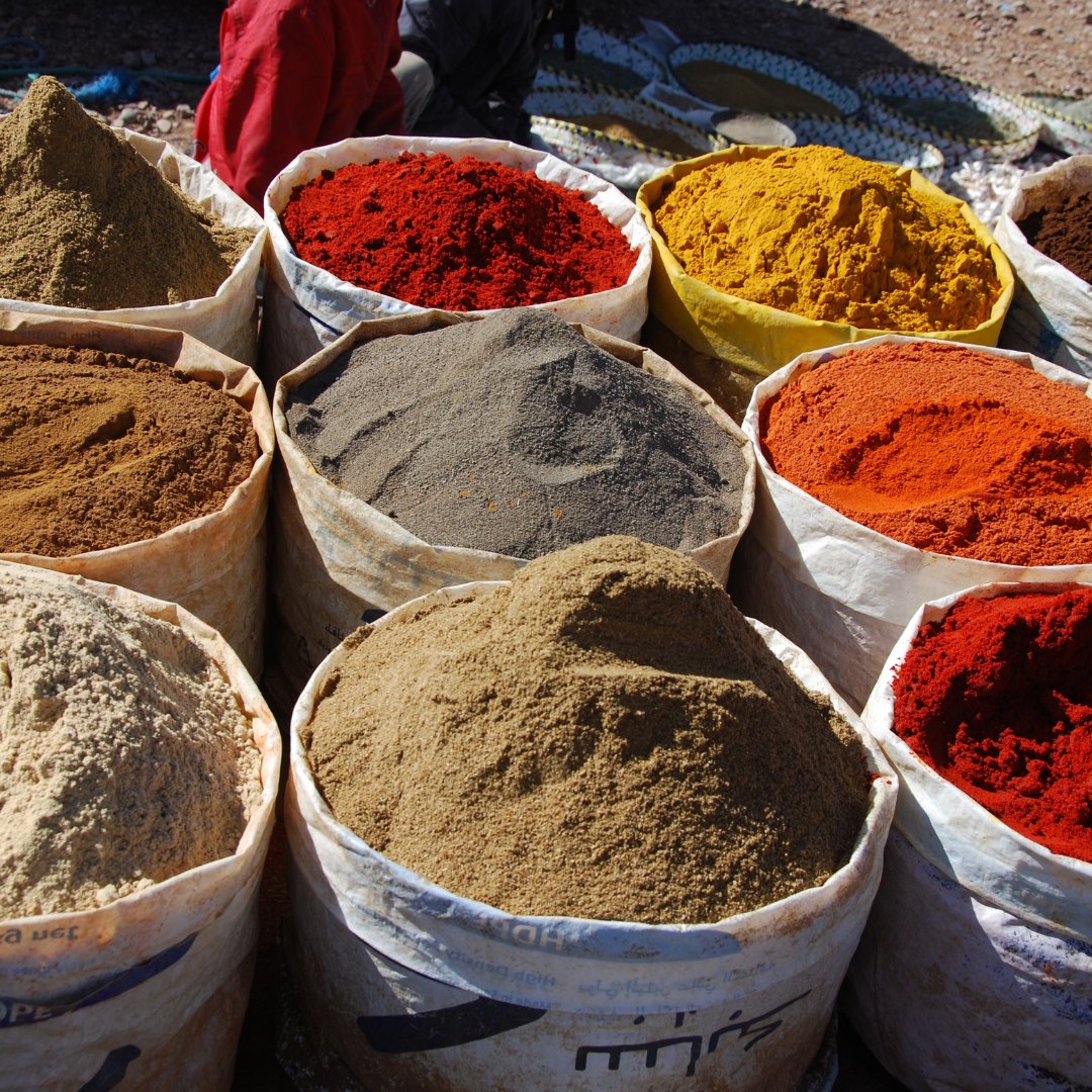 Le lanterne colorate di un souk di Marrakech